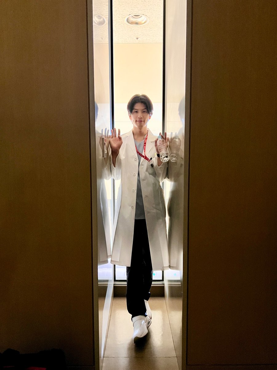 faceless_ktv's tweet photo. ◤📸𝐨𝐟𝐟 𝐬𝐡𝐨𝐭📸◢

イベント時のメイキングでも話題になった
都築先生の“謎行動”…

狭い空間に入ると落ち着く（？）
長谷川さんのオフショットをお届け🫣

『#顔のない患者』最終話3/12(木)深夜放送🏥
カンテレ深夜0時15分/フジテレビ深夜0時45分
#長谷川慎 https://t.co/iVbgrHS7GE