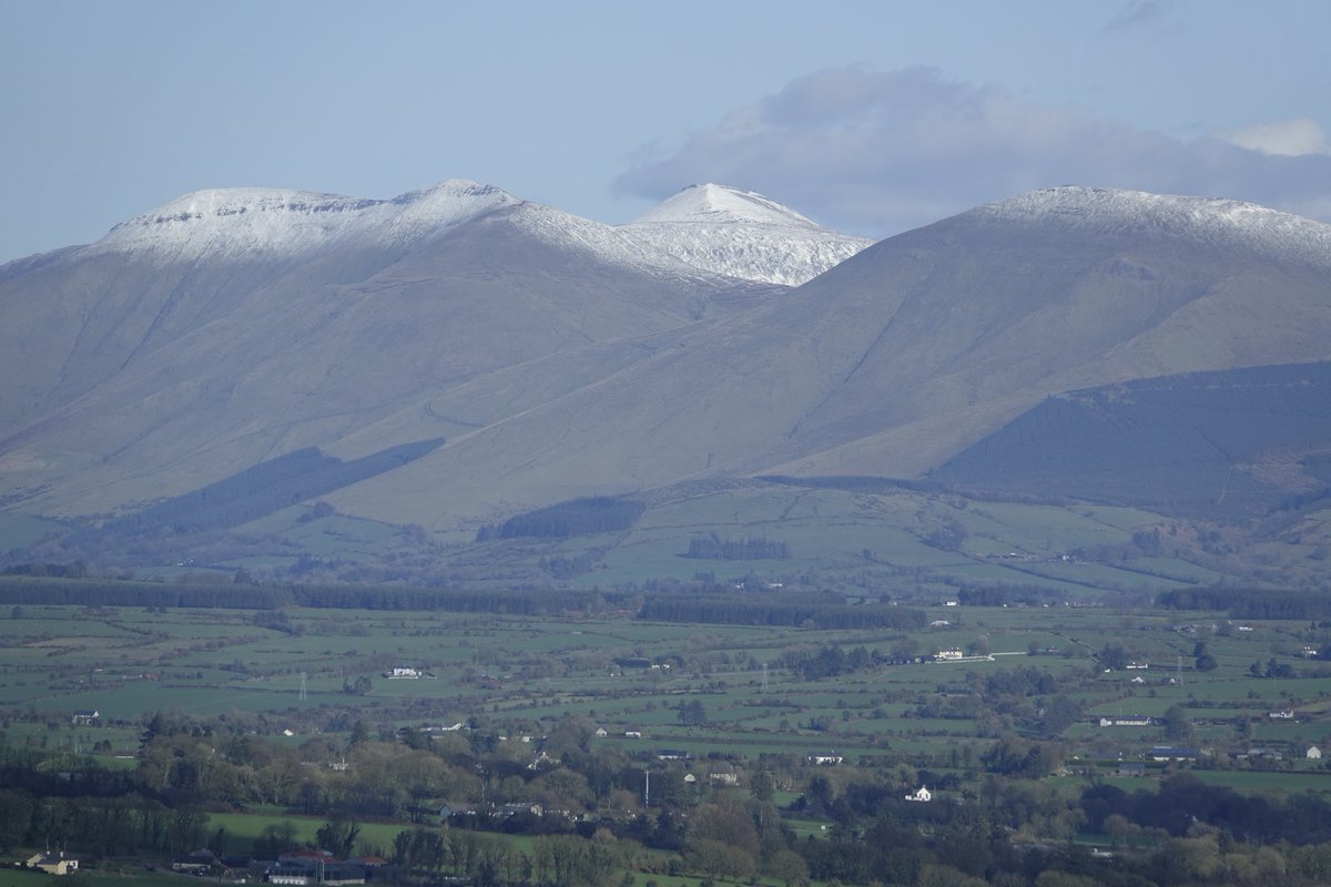 Jimbomcg987's tweet photo. Sunshine and Sneachta today. #Galtee #Icing #Ireland @bbcniweather @StormHour https://t.co/ZFLJIg2odz