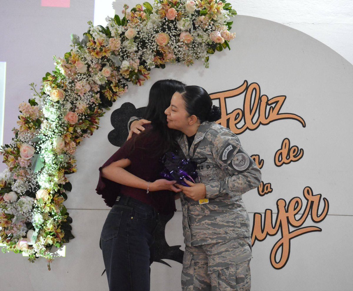 FuerzaAereaEc's tweet photo. Este homenaje reconoció la trayectoria de las mujeres militares, servidoras y trabajadoras públicas, quienes desde sus respectivas áreas técnicas, administrativas y operativas, constituyen pilares fundamentales para el crecimiento y la innovación de la 𝗙𝘂𝗲𝗿𝘇𝗮 𝗔𝗲́𝗿𝗲𝗮. https://t.co/sikx0pGh5y