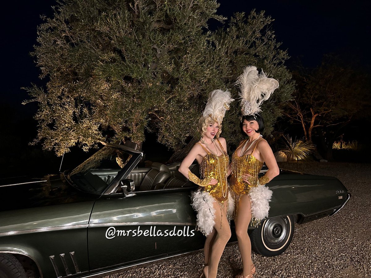 ChampagneDolls1's tweet photo. A beautiful night #greatgatsbyparty at Smoke Tree Ranch Palm Springs with these Golden beauties ✨️✨️✨️
Such gratitude to our amazing client Amy for allowing #MrsBellasDolls to doll up your gorgeous #privateevent
Let the #1920sshowgirls events begin! #cigarettegirls https://t.co/YIK04KeaIX