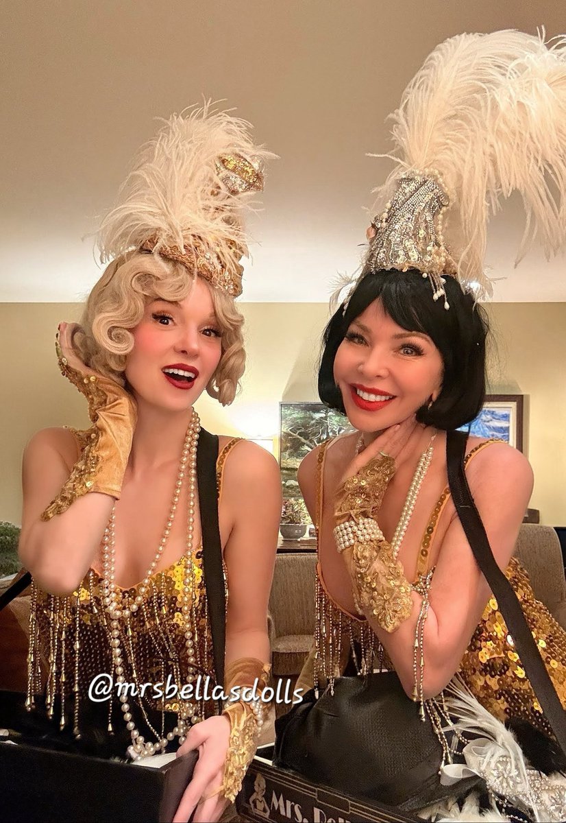 ChampagneDolls1's tweet photo. A beautiful night #greatgatsbyparty at Smoke Tree Ranch Palm Springs with these Golden beauties ✨️✨️✨️
Such gratitude to our amazing client Amy for allowing #MrsBellasDolls to doll up your gorgeous #privateevent
Let the #1920sshowgirls events begin! #cigarettegirls https://t.co/YIK04KeaIX