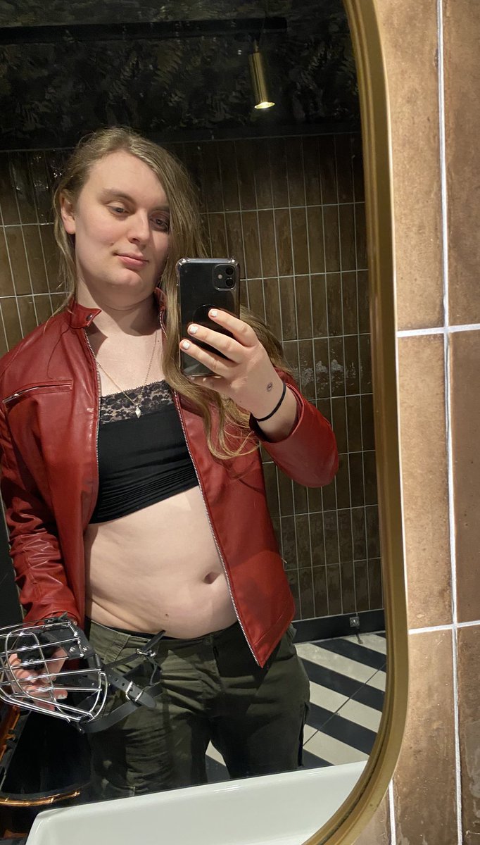 Hound in da club whatever will it do now it’s off the leash? 🖤