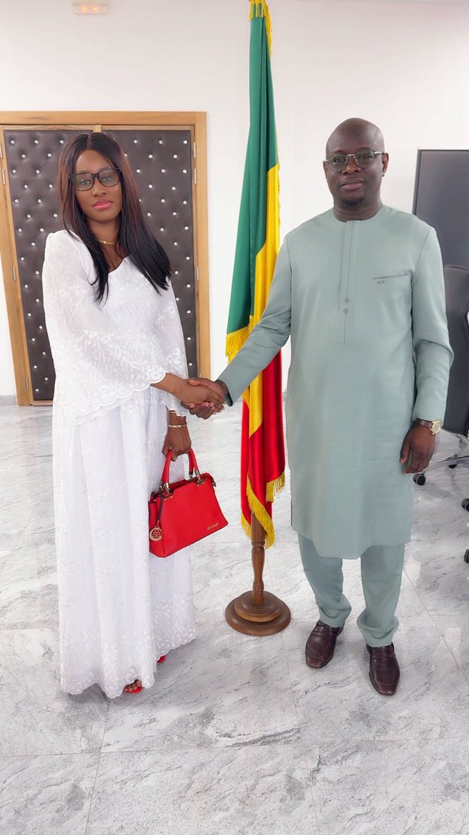 QueenBizMusic's tweet photo. J’ai eu l’honneur d’être reçue  par le Ministre des Finances et du budget Monsieur Cheikh Diba. 
Ensemble nous avons discuté de la Situation du Théâtre National Daniel Sorano particulièrement des axes d’amélioration pour une gestion performante de la Compagnie. https://t.co/j9CW1Hxbcb