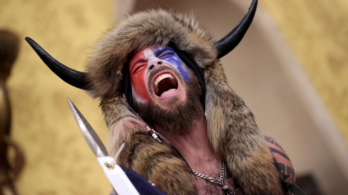 Cum hoc ergo propter hoc und was das mit Confirmation Bias und Verschwörungsschwurbel zu tun hat 🤯😵‍💫

Unser Gehirn ist eine evolutionäre Überlebensmaschine – aber leider lausig in moderner Wahrscheinlichkeitsrechnung. 🧠📉

Im Laufe der Evolution hatten unsere Vorfahren einen