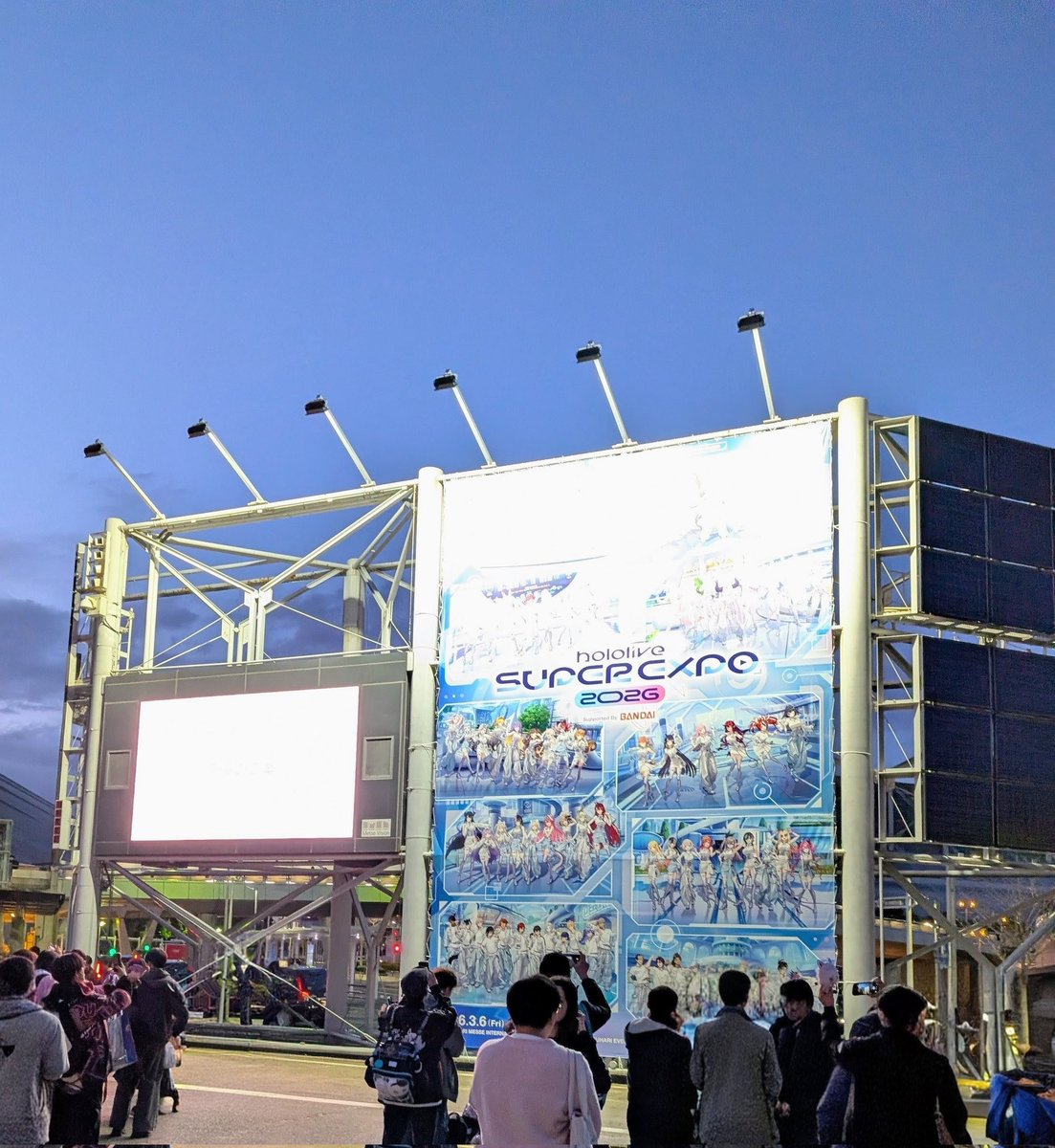 yu_koro's tweet photo. 初めての現地ライブ参加でしたが、ステージ、ファンの熱量が凄かった！
個々ではなぞなぞ、サバイバーの生歌と生演奏が聞けて大満足。わためぇもラミィさんも迫力ある凄いパフォーマンス。ソロライブがあればまた現地に行きたい。
#hololivefesEXPO26_DAY1
#わためぇこれみて
#みてみてラミィちゃん https://t.co/gfSI3jG74o
