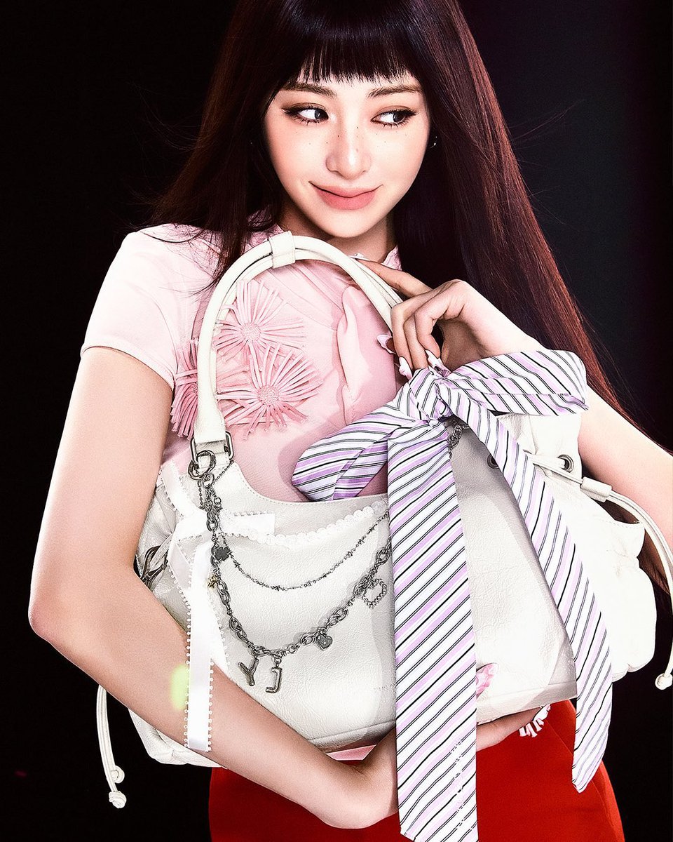 sunloverhuh's tweet image. The customization Yunjin did for each of her charms. From having her initials to putting her instagram handle. I need all of them 

SO BREEZY X HUH YUNJIN
#YUNJINxSTANDOIL
#HUHYUNJIN #BREEZY
#STANDOIL #스탠드오일