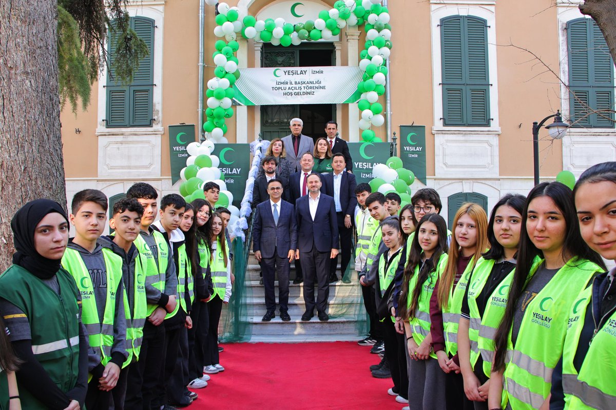 izmir_ilmem's tweet photo. İl Millî Eğitim Müdürümüz Dr. Ömer Yahşi, Türkiye Yeşilay Cemiyeti Genel Başkanı Doç. Dr. Mehmet Dinç ile birlikte Buca Gençlik Merkezi’ni ziyaret etti. Ziyarette gençlere yönelik planlanan sosyal, kültürel ve eğitsel faaliyetlere ilişkin değerlendirmelerde bulunuldu. Heyet, merkezin gençlerin kişisel gelişimlerine katkı sunması ve sağlıklı yaşam alışkanlıklarının yaygınlaştırılması açısından önemli bir rol üstleneceğini ifade etti.

Ziyaretin ardından Yeşilay Danışmanlık Merkezi (YEDAM) Buca Şubesi’ne geçen heyet, burada Yeşilay gönüllüleriyle bir araya geldi. Merkezde yürütülecek çalışmalar hakkında görüş alışverişinde bulunularak bağımlılıkla mücadele kapsamında planlanan danışmanlık, rehberlik ve farkındalık faaliyetleri değerlendirildi. Özellikle gençlerin bağımlılıklardan korunması, sağlıklı yaşam bilincinin yaygınlaştırılması ve toplumsal farkındalığın artırılmasının önemine dikkat çekildi.

Samimi bir atmosferde gerçekleşen buluşmada gönüllülerin özverili çalışmalarına teşekkür edilirken, İl Millî Eğitim Müdürlüğümüz ile Yeşilay arasında kurulan güçlü iş birliği sayesinde bu merkezlerin ilimizdeki öğrencilere önemli katkılar sunacağı ve ortak çalışmaların artarak devam edeceği vurgulandı.
@tcmeb @Yusuf__Tekin @drsuleymanelban @yahsiomer @mehmetDinc1920 @YesilayKurumsal @IzmirYesilay