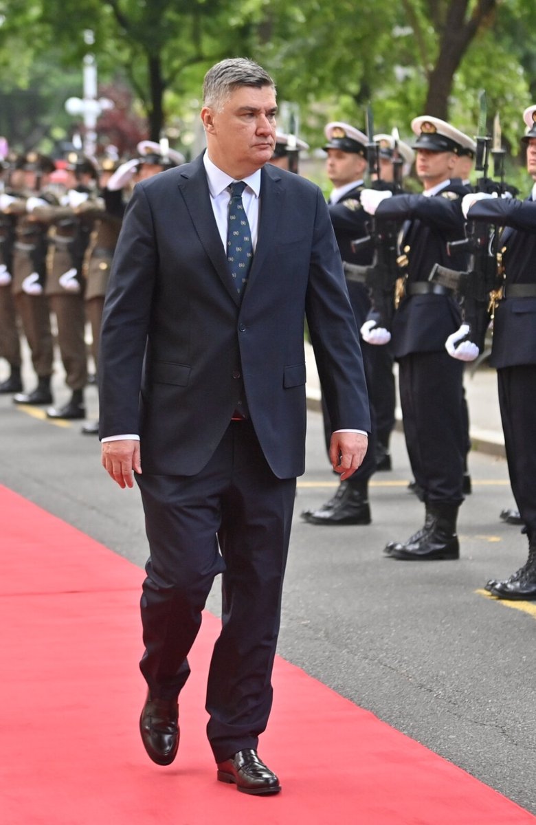 Zoran Milanović jedini je reagirao na skandalozan istup izraelskog veleposlanika u Hrvatskoj. 

Možemo misliti o Zoranu Milanoviću što god hoćemo, ali jedini je reagirao na neprihvatljivo ponašanje izraelskog veleposlanika u RH.

Nedopustivo je da bilo koji veleposlanik vrši