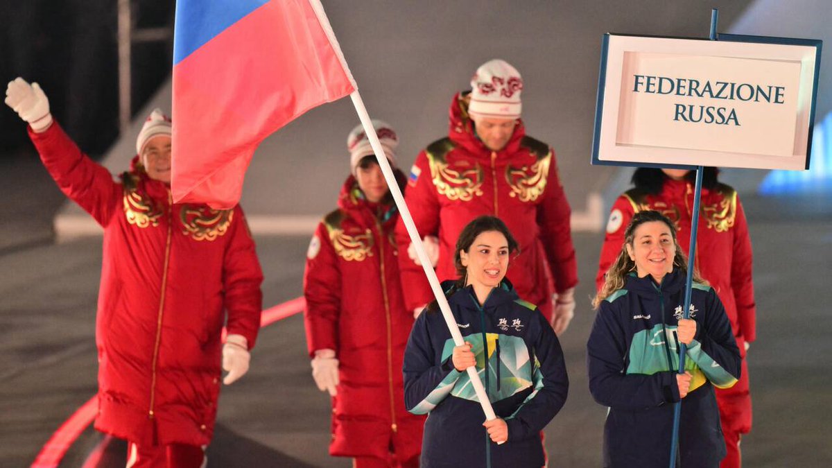 oldLentach's tweet photo. Российские спортсмены впервые с 2014 года прошли на открытии Паралимпиады с национальным флагом — триколор пронесла волонтёр из Италии. 

Ранее 10 стран, включая Украину, бойкотировали церемонию открытия. https://t.co/fHmTilaKQU