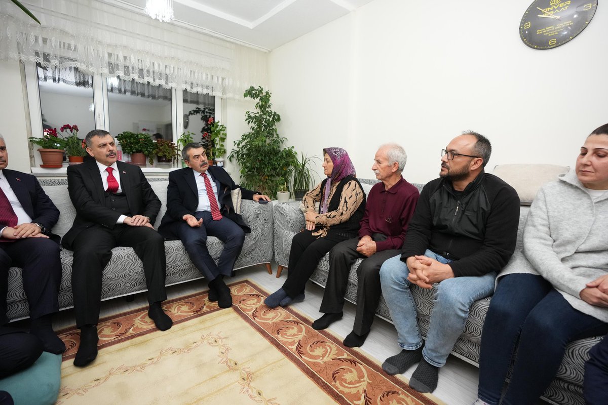 Bakanlar Yusuf Tekin ve Mustafa Çiftçi, Fatma Nur Çelik öğretmenin ailesine başsağlığı ziyaretinde bulundu. Ziyarette Bakan Tekin, Recep Tayyip Erdoğan ile telefon görüşmesi gerçekleştirerek öğretmenin annesini Cumhurbaşkanıyla görüştürdü.