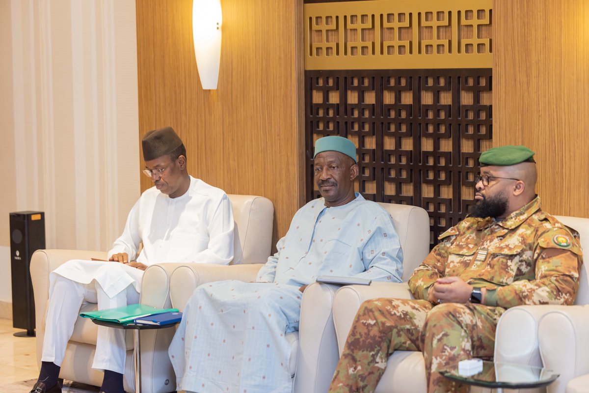 PresidenceMali's tweet photo. ÉCONOMIE : Le Gouverneur de la BCEAO reçu à KOULOUBA
Le Président de la Transition, Chef de l’Etat, Son Excellence le Général d’Armée Assimi GOÏTA a reçu le vendredi 6 mars 2026 une délégation de la BCEAO. https://t.co/NaG6ndswla