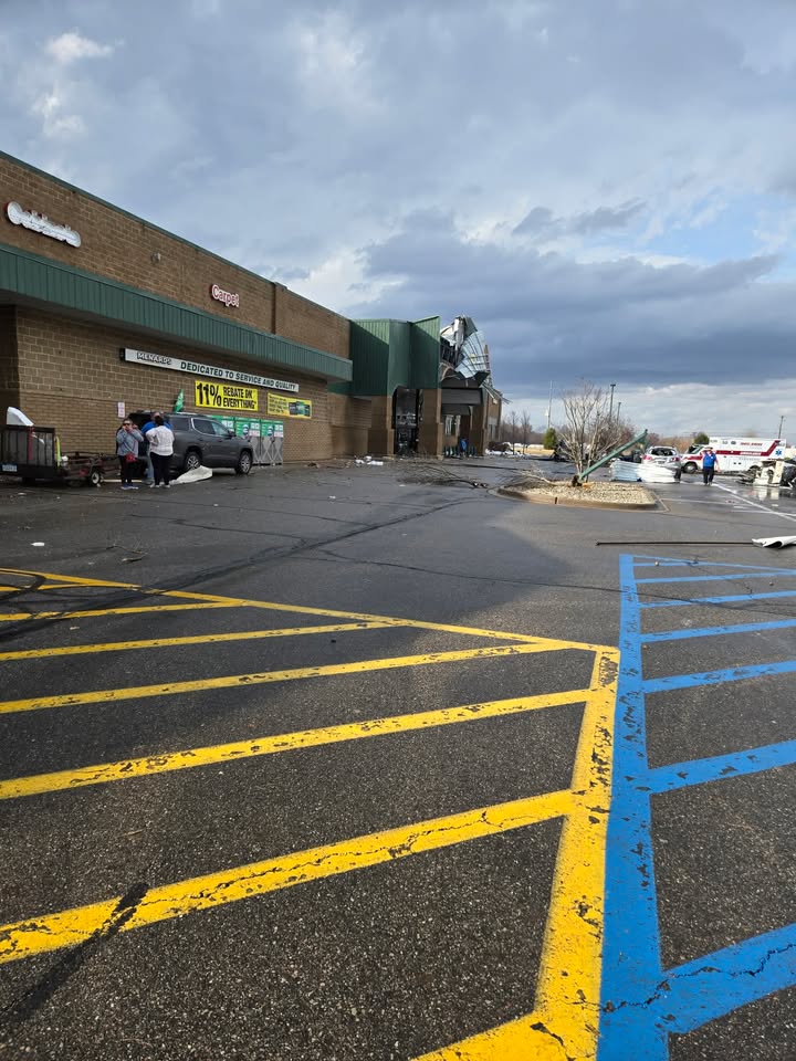 16NewsNow's tweet image. We're getting reports of extensive damage at the Menards in Three Rivers.

📸 - Lori

Send photos and videos here &amp;gt;&amp;gt; wndu.com/community/user…