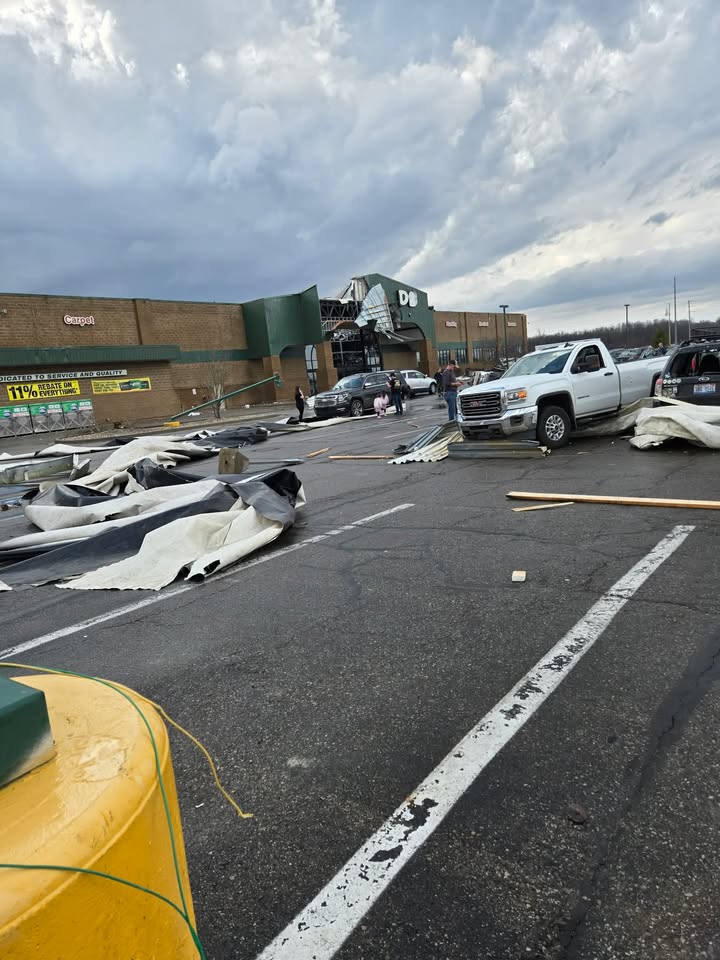 16NewsNow's tweet image. We're getting reports of extensive damage at the Menards in Three Rivers.

📸 - Lori

Send photos and videos here &amp;gt;&amp;gt; wndu.com/community/user…