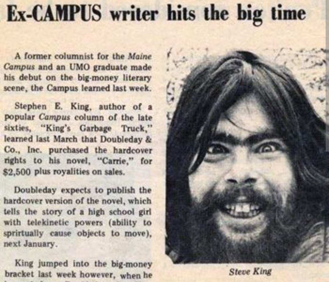La curiosa foto que compartimos hoy fue publicada por la Universidad de Maine, de la cual se graduó Stephen King.

La foto apareció en el periódico de la Universidad con motivo de la publicación de "Carrie", la primera novela de Stephen King, que se convirtió en un éxito mundial.
