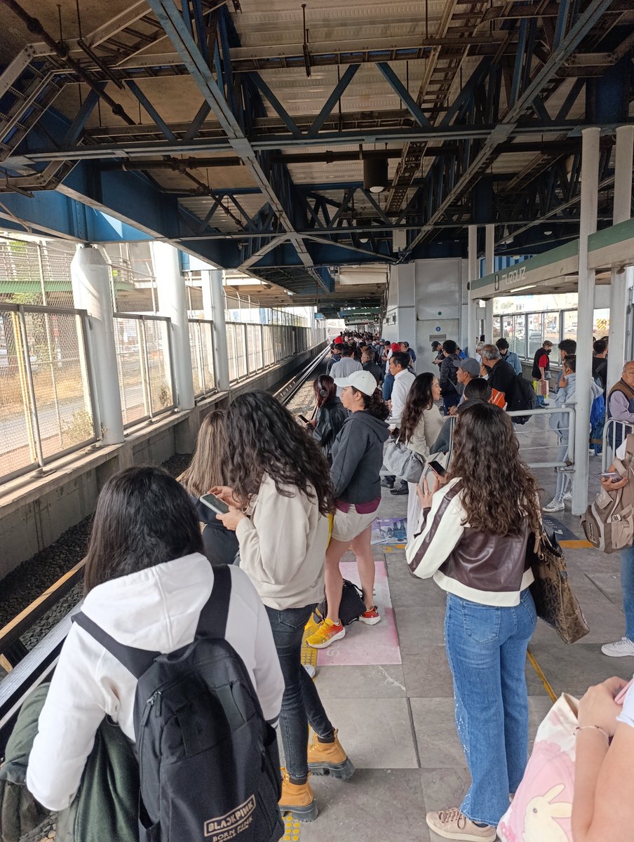 beelya__'s tweet photo. @MetroCDMX Esta foto muestra todo lo conté a "agilización de marcha de trenes". A esta hora ni si quiera suele haber tanta gente, llevamos más de 15 minutos, no están agilizando absolutamente nada. https://t.co/HWoKdOGYLK