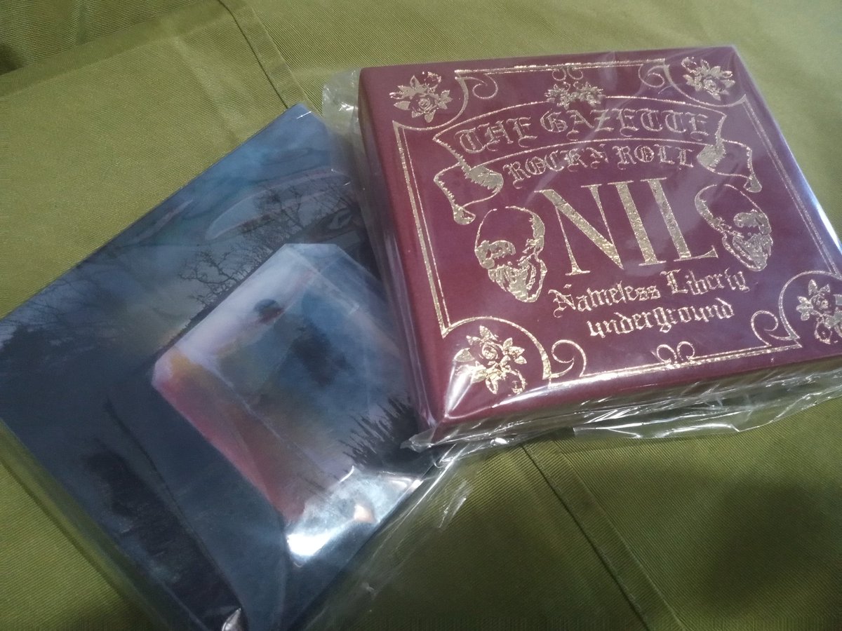 Mica_Mikan43's tweet photo. Después de un mes me llegó, por fin, el CD de DIM 🖤 ahora el cd de NIL tiene compañía 🤭 increíblemente hermoso es el efecto que tiene, simplemente una belleza como todo lo que hace the gazettE 🖤🖤🖤🖤🖤
#thegazettE
#gazerockisnotdead https://t.co/kod3jauj8o