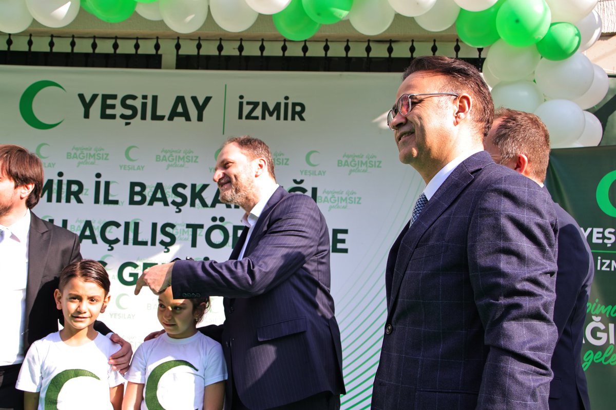 izmir_ilmem's tweet photo. İl Millî Eğitim Müdürümüz Dr. Ömer Yahşi ile Türkiye Yeşilay Cemiyeti Genel Başkanı Doç. Dr. Mehmet Dinç, bağımlılıkla mücadele ve gençlere yönelik yürütülecek çalışmaları değerlendirmek amacıyla Karabağlar ilçemizde bir dizi ziyaret gerçekleştirdi.

Program kapsamında heyet; Yeşilay İzmir Üçyol Şubesi, Yeşilay Karabağlar Temsilciliği, Karabağlar Gençlik Merkezi ve Yeşilay Danışmanlık Merkezi (YEDAM) Karabağlar Birimi’nde incelemelerde bulundu.

Gerçekleştirilen ziyaretlerde, kısa süre içerisinde faaliyete başlayacak merkezlerde yürütülmesi planlanan çalışmalar hakkında bilgi paylaşımında bulunuldu. Gençlerin sağlıklı ve bilinçli bireyler olarak yetişmesine katkı sunacak sosyal, kültürel ve eğitsel faaliyetler ile bağımlılıkla mücadele kapsamında yürütülecek danışmanlık, eğitim ve farkındalık çalışmaları değerlendirildi.

Kurum yetkilileri ve gönüllülerle yapılan görüşmelerde, özellikle gençlerin bağımlılıklardan korunması, sağlıklı yaşam kültürünün yaygınlaştırılması ve toplumsal farkındalığın artırılması için eğitim kurumları ile Yeşilay arasında kurulan iş birliğinin önemine vurgu yapıldı.

Samimi bir atmosferde gerçekleşen programda, Yeşilay gönüllülerinin özverili çalışmalarının toplum sağlığı açısından büyük değer taşıdığı ifade edilirken, yakın zamanda hizmet vermeye başlayacak bu merkezlerin gençler ve öğrenciler için önemli bir destek noktası olacağı belirtildi.

@tcmeb @Yusuf__Tekin @drsuleymanelban @yahsiomer @mehmetDinc1920 @YesilayKurumsal @IzmirYesilay
