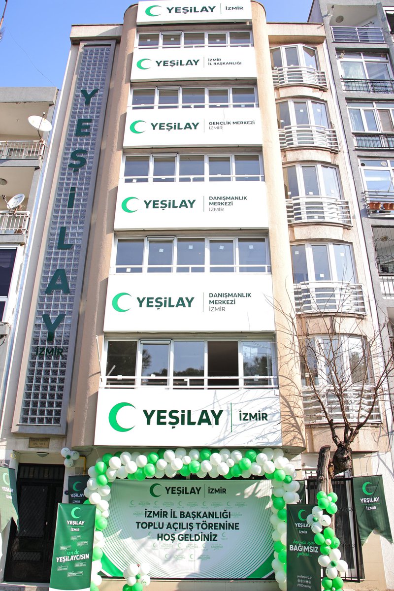 izmir_ilmem's tweet photo. İl Millî Eğitim Müdürümüz Dr. Ömer Yahşi ile Türkiye Yeşilay Cemiyeti Genel Başkanı Doç. Dr. Mehmet Dinç, bağımlılıkla mücadele ve gençlere yönelik yürütülecek çalışmaları değerlendirmek amacıyla Karabağlar ilçemizde bir dizi ziyaret gerçekleştirdi.

Program kapsamında heyet; Yeşilay İzmir Üçyol Şubesi, Yeşilay Karabağlar Temsilciliği, Karabağlar Gençlik Merkezi ve Yeşilay Danışmanlık Merkezi (YEDAM) Karabağlar Birimi’nde incelemelerde bulundu.

Gerçekleştirilen ziyaretlerde, kısa süre içerisinde faaliyete başlayacak merkezlerde yürütülmesi planlanan çalışmalar hakkında bilgi paylaşımında bulunuldu. Gençlerin sağlıklı ve bilinçli bireyler olarak yetişmesine katkı sunacak sosyal, kültürel ve eğitsel faaliyetler ile bağımlılıkla mücadele kapsamında yürütülecek danışmanlık, eğitim ve farkındalık çalışmaları değerlendirildi.

Kurum yetkilileri ve gönüllülerle yapılan görüşmelerde, özellikle gençlerin bağımlılıklardan korunması, sağlıklı yaşam kültürünün yaygınlaştırılması ve toplumsal farkındalığın artırılması için eğitim kurumları ile Yeşilay arasında kurulan iş birliğinin önemine vurgu yapıldı.

Samimi bir atmosferde gerçekleşen programda, Yeşilay gönüllülerinin özverili çalışmalarının toplum sağlığı açısından büyük değer taşıdığı ifade edilirken, yakın zamanda hizmet vermeye başlayacak bu merkezlerin gençler ve öğrenciler için önemli bir destek noktası olacağı belirtildi.

@tcmeb @Yusuf__Tekin @drsuleymanelban @yahsiomer @mehmetDinc1920 @YesilayKurumsal @IzmirYesilay
