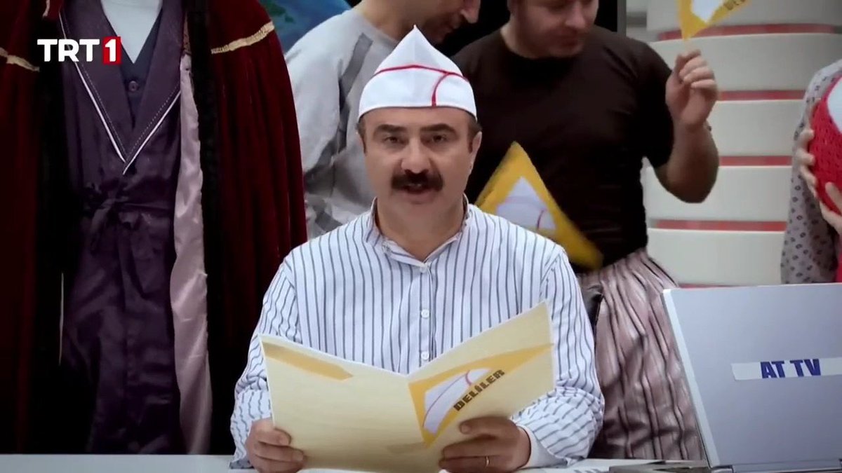 "Akıllı olanın herşeyi batırdığı, savaşarak silah tüccarları ve para babalarını zengin eden aklın hükmüne son vereceğiz. her kesimden insanın şiddete maruz kaldığı, kimin gücü kime yeterse mantığındaki aklın hükmüne son vereceğiz.''

Harika bir detaysın Leyla ile Mecnun.