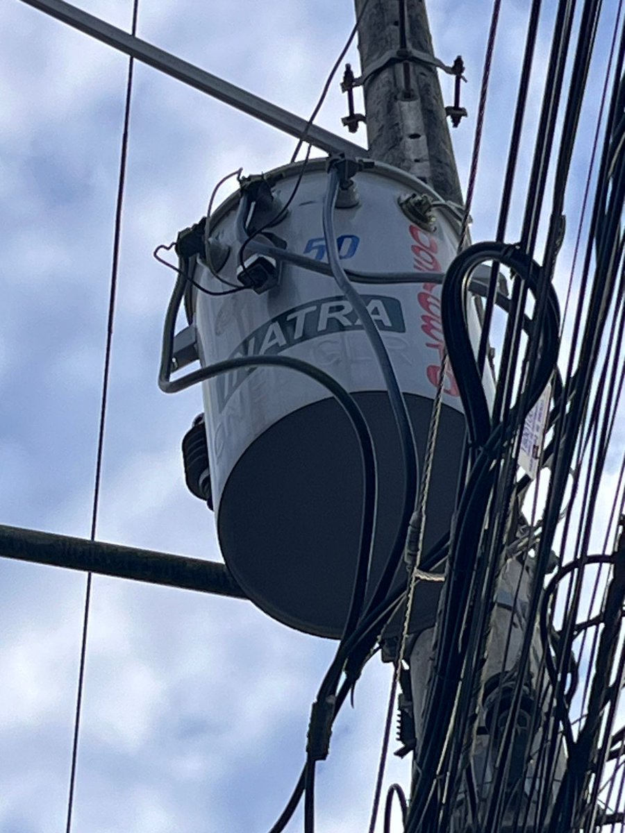 josaugus_'s tweet photo. @servicioscnelep En la ciudadela maldonado frente y diagonal al superaki, este transformador se baja un breaker y nos deja sin servicio, ya he denuncia esto muchas veces  incluso vino una cuadrilla para generar un reporte y persiste el problema. https://t.co/Thng0y5lQO