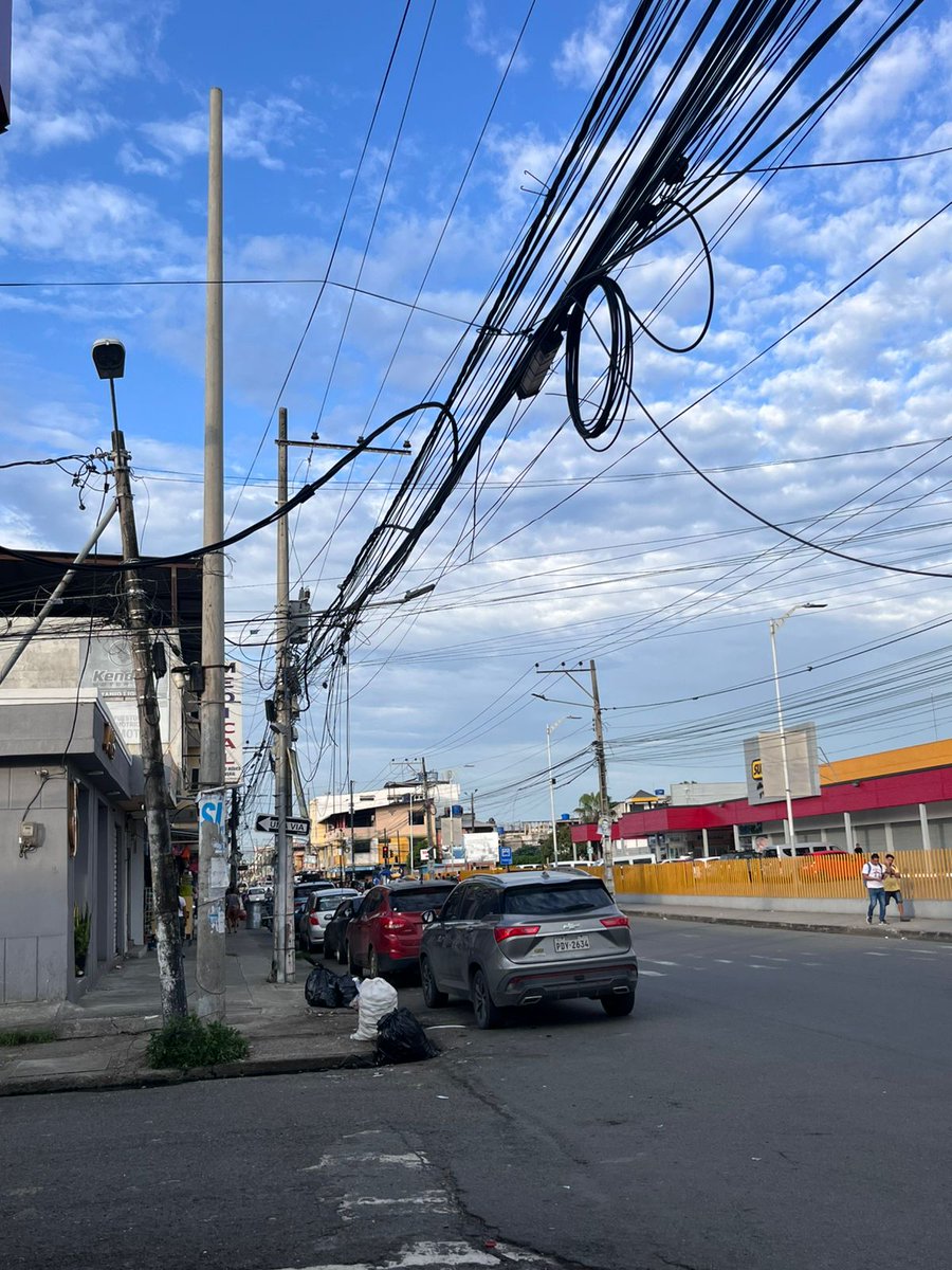 josaugus_'s tweet photo. @servicioscnelep En la ciudadela maldonado frente y diagonal al superaki, este transformador se baja un breaker y nos deja sin servicio, ya he denuncia esto muchas veces  incluso vino una cuadrilla para generar un reporte y persiste el problema. https://t.co/Thng0y5lQO