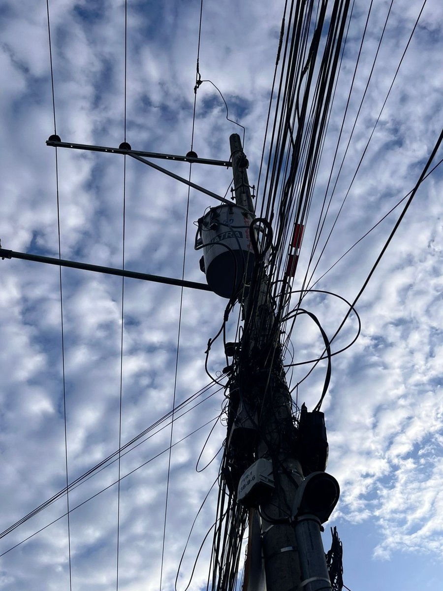 josaugus_'s tweet photo. @servicioscnelep En la ciudadela maldonado frente y diagonal al superaki, este transformador se baja un breaker y nos deja sin servicio, ya he denuncia esto muchas veces  incluso vino una cuadrilla para generar un reporte y persiste el problema. https://t.co/Thng0y5lQO
