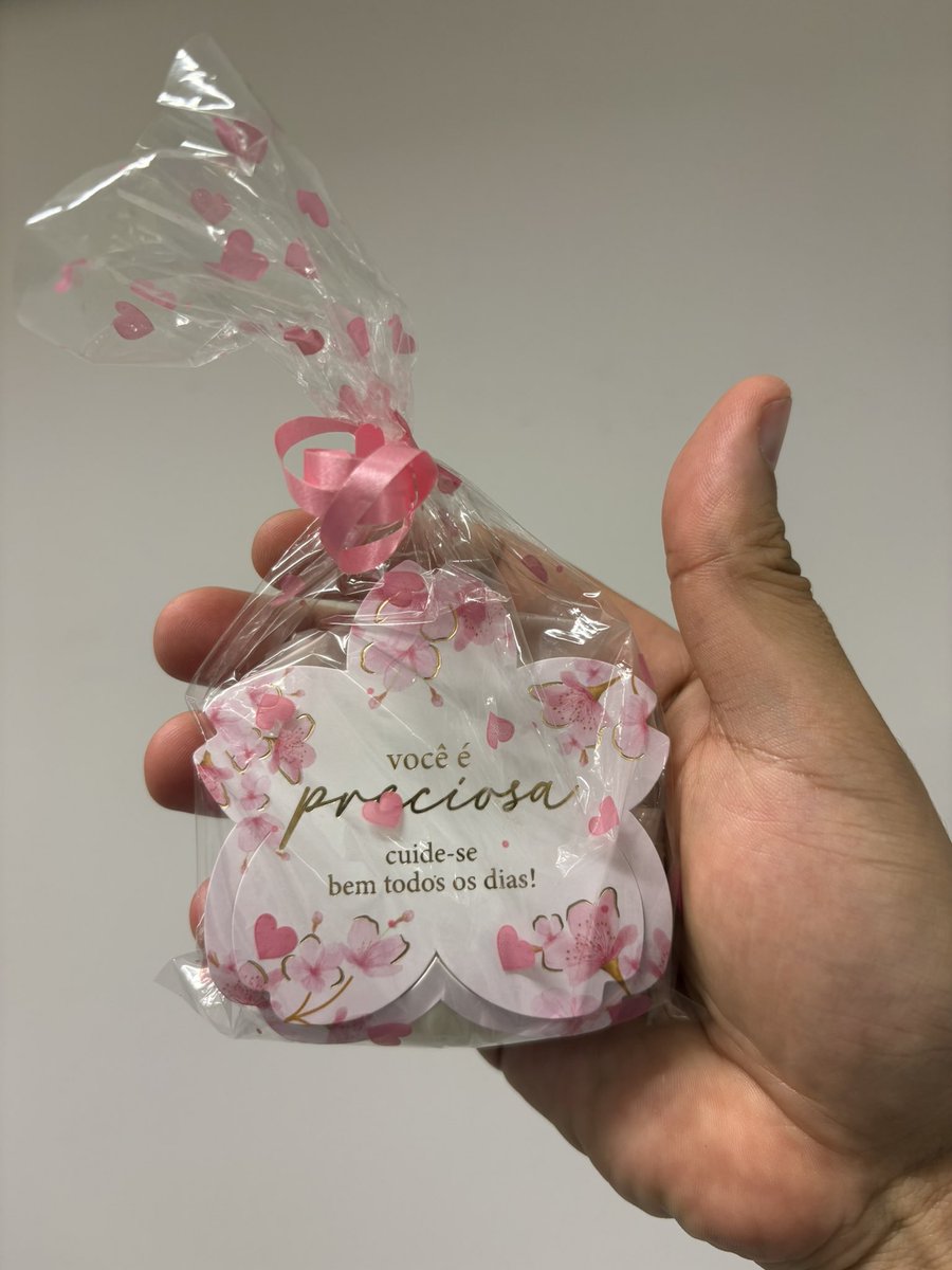 Olha o que eu ganhei de uma colega de trabalho
Feliz dia das mulheres pra nós gays, porque também somos um pouco mulheres.