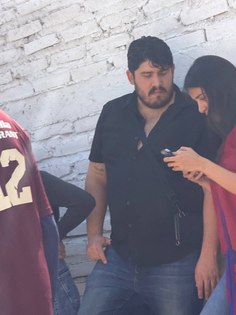 🚨 No dejan pasar a <a href="/juncalssolano/">Juncal Solano</a> en evento de <a href="/Claudiashein/">Claudia Sheinbaum Pardo</a> y <a href="/PabloLemusN/">Pablo Lemus Navarro</a>.

La regidora morenista que acusó sin pruebas a la alcaldesa de Uruapan de descarrilar el tren interoceánico, fue cepillada de la elite de la 4T y MC.

Seguramente con los amigos del ex alcalde de