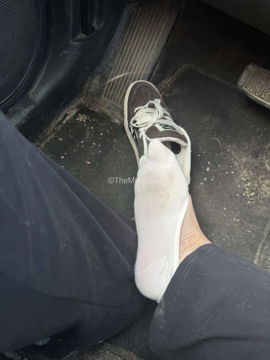 TheMissElixir's tweet image. Ugh!! I hate when my no-show socks slip off my feets… 🥲🥺 #peds #pedsocks #nike #fyp