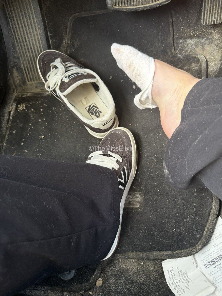 TheMissElixir's tweet image. Ugh!! I hate when my no-show socks slip off my feets… 🥲🥺 #peds #pedsocks #nike #fyp