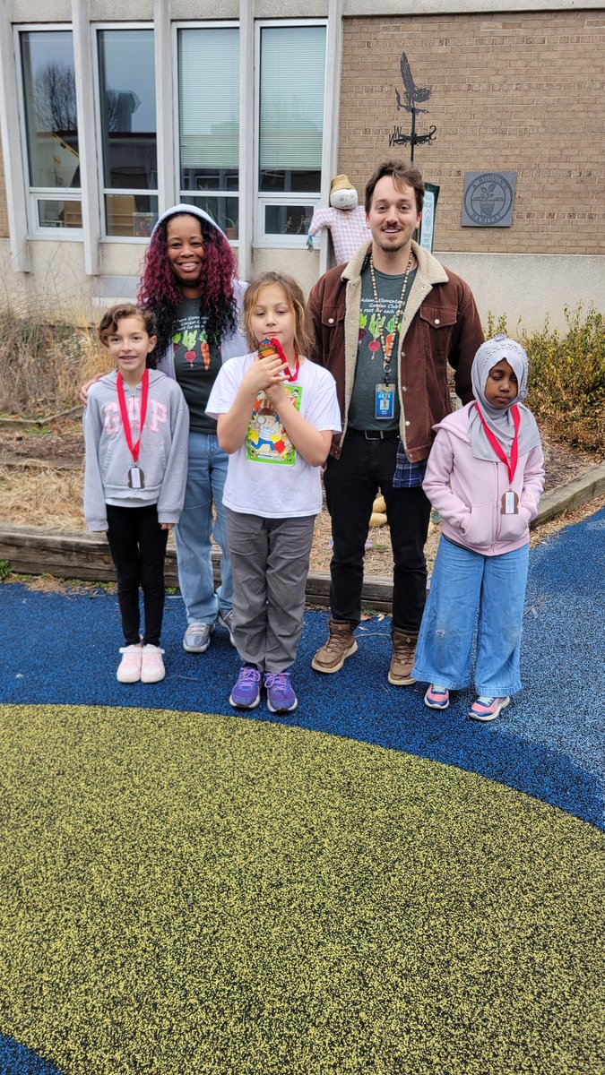 JohnAdamsElem's tweet photo. Spring garden club kicked off today! We're getting the beds weeded so we can get our potatoes planted. Our gardeners of the week were Yasmine, William, and Scarlett. @JAGardenHabitat @ACPSk12 #BeEager  #JARootsandBlooms #gardenclub https://t.co/DUcni6A3qd