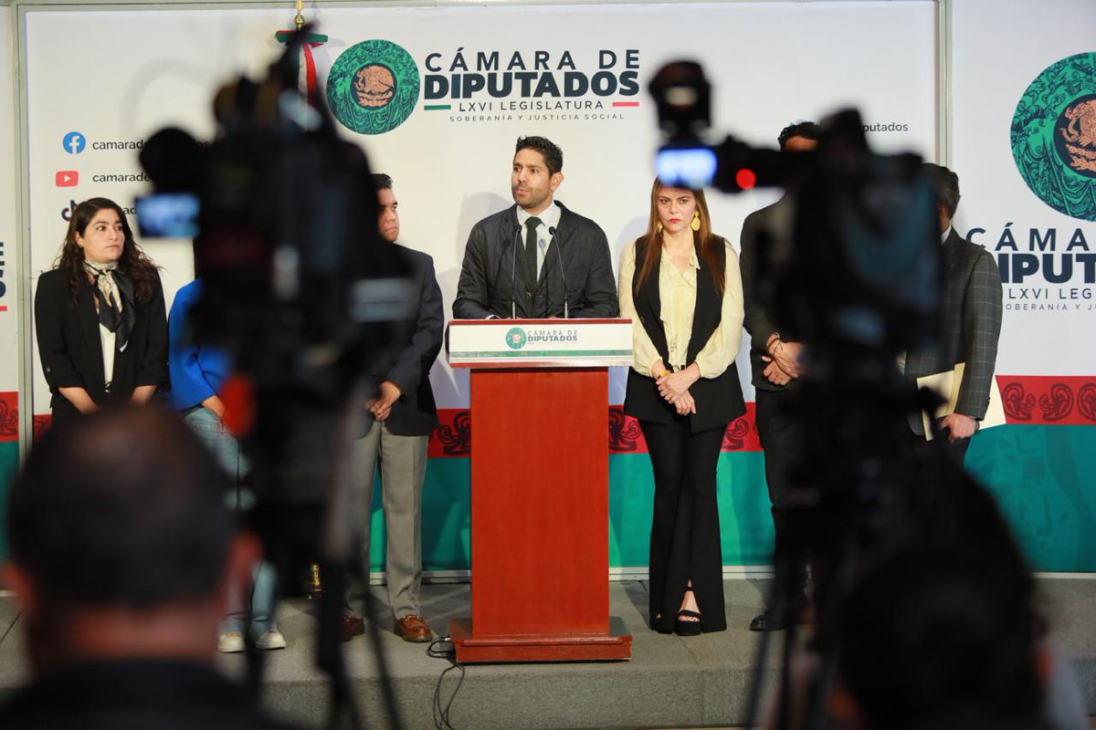 DiputadosVerdes's tweet photo. 🎙️🏛️ En conferencia de prensa, nuestro diputado ecologista Javier Herrera @JavierHerreraMx, presidente de la Comisión de Vigilancia de la Auditoría Superior de la Federación (ASF), informó sobre el proceso en curso para la elección del nuevo titular de la ASF.
Destacó el compromiso de la Comisión de Vigilancia con México y el trabajo responsable de todos los grupos parlamentarios en cada una de las etapas del proceso de renovación de la persona que encabezará la Auditoría Superior de la Federación durante los próximos ocho años. 💚📊
#DiputadosVerdes #ASF #RendiciónDeCuentas