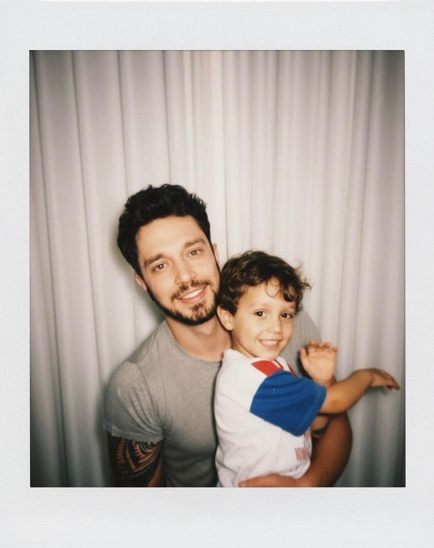 Birlikte geçirdiğimiz birçok doğum günü yine burdayız hep olduğu gibi hep olacağız canım her başarında yanında olucaz en önden seni alkışlayacağız ne kadar zaman geçerse geçsin bende ki yerin her zaman ilk gün ki gibi iyi ki varsın iyi ki doğdun canımın içi #MuratBoz <a href="/MuratBoz/">Murat Boz</a>