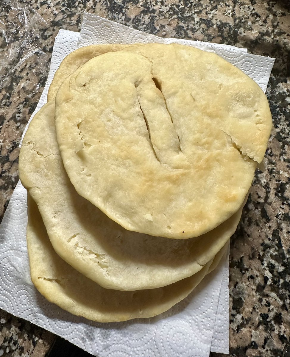 Y bueno dicen que va llover desde el miércoles y cayeron unas gotitas así que me saqué las ganas y hice unas tortas fritas 🧉 que tengan un excelente viernes
