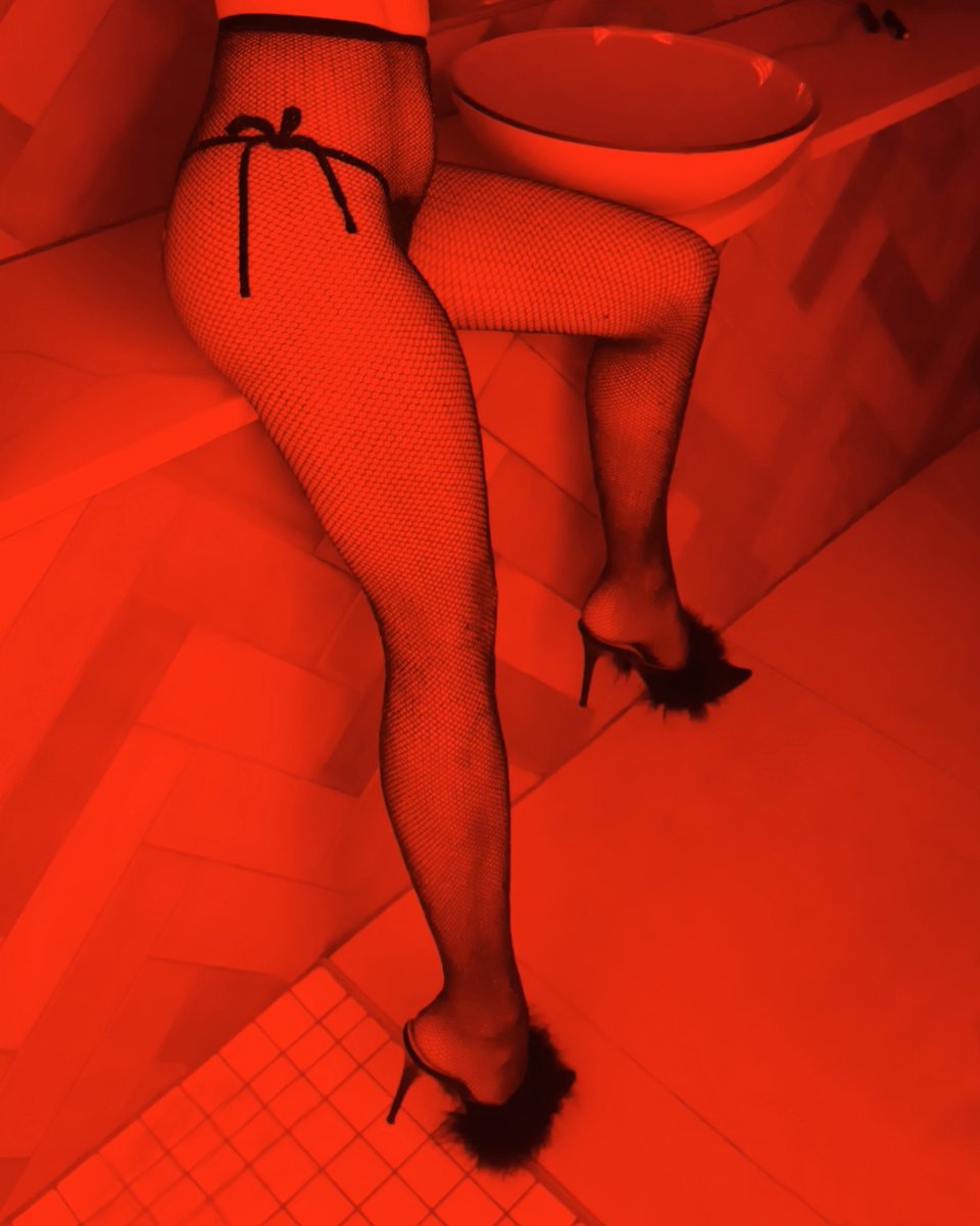 MystiCatWorld's tweet photo. Red light…
danger or temptation? 🖤 https://t.co/INeH1kvIiQ