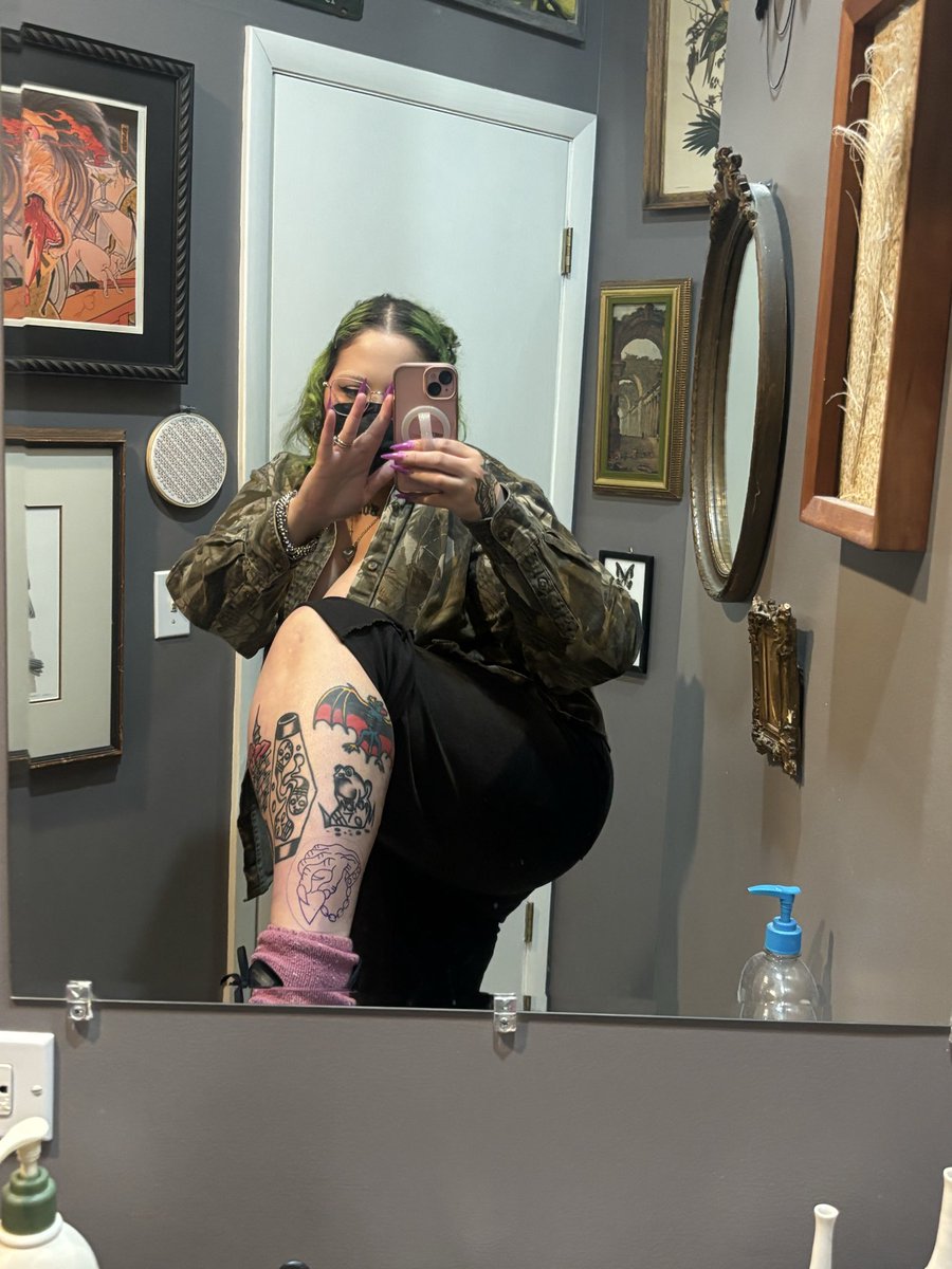 angel in cargo pants tweet media
