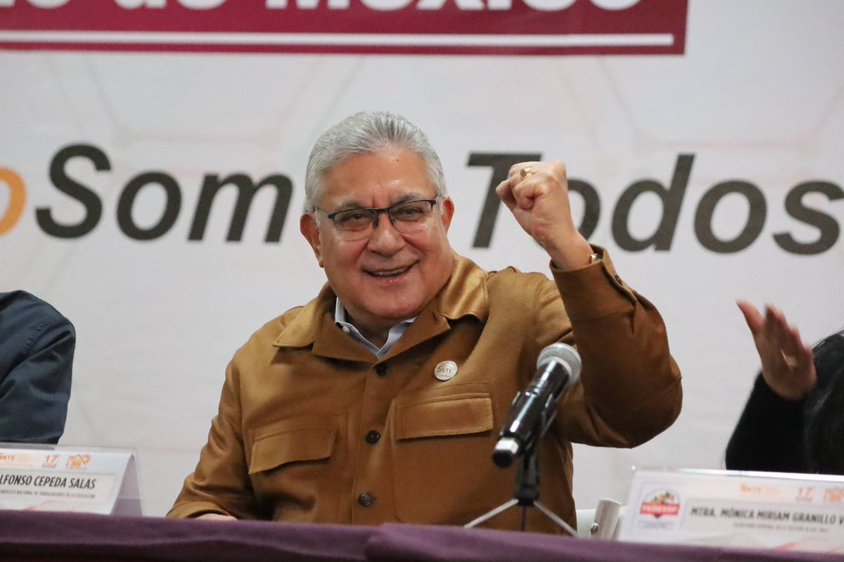 AlfonsoCepedaMx's tweet photo. #Gira 📍|| Hoy tuve el honor de acompañar el 22° aniversario de la Federación Democrática de Sindicatos de Servidores Públicos #FEDESSP, así como la toma de protesta de la nueva dirigencia del colegiado estatal. (1/2) https://t.co/Lvr6wY2pgF