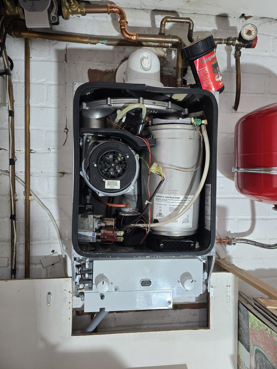 IGMPlumbing's tweet photo. Safety first! ⚠️ 
These burnt-out electrodes &amp; shattered boiler parts show why regular checks are vital. We also had to disconnect an unsafe gas fire on-site. Your safety is our priority! 

📞 01582 831120 
📱 07749 202609 
🌐 https://t.co/bDrylCpWE3
#GasSafety #BoilerRepair https://t.co/ZgE014Ykkm