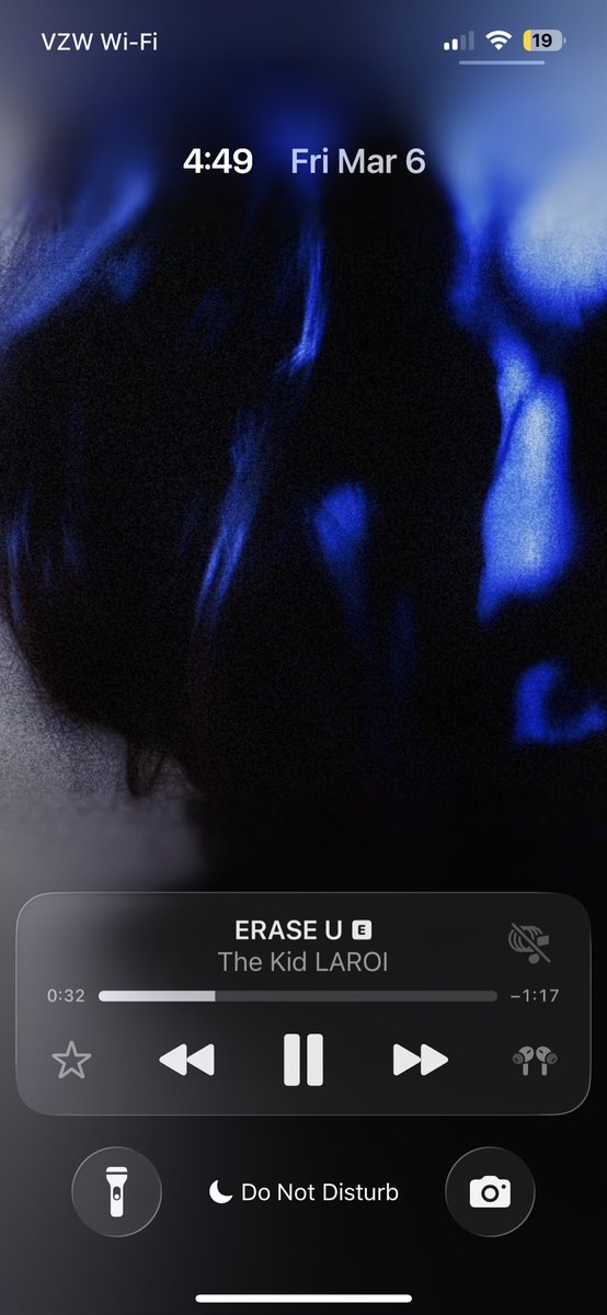 ReverseClanReal's tweet photo. @thekidlaroi I love this song 🎵 🔥 https://t.co/KYwYq7b99K