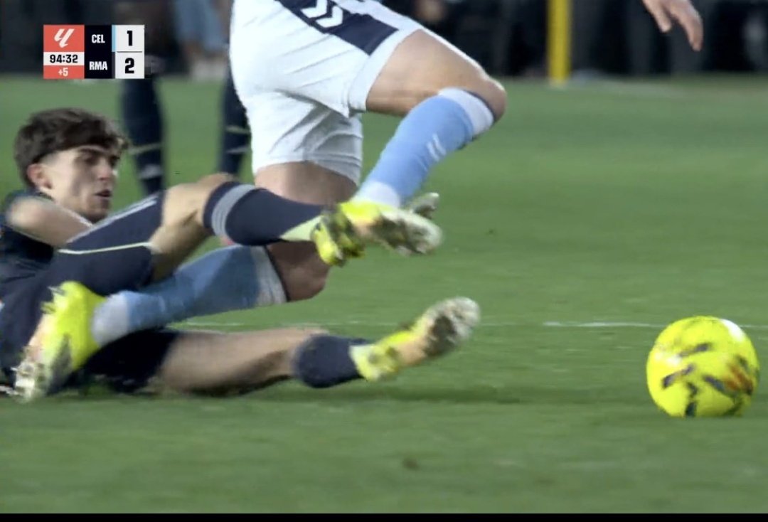 MDRRRR je me connecte sur le Real et je vois que l'arbitre ne siffle pas cette faute du joueur du Real.

La corruption de ce club ne s'arrêtera jamais.