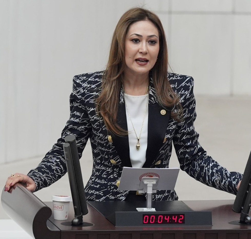 MHP Kahramanmaraş Milletvekili Zuhal Karakoç Dora, 18 yaş altındakilere dövme, piercing ve estetik yapanların 'kasten yaralama' suçundan yargılanması için kanun teklifi verdi.
- Teklif kanunlaşırsa  uygulayıcılara 1 yıldan 3 yıla kadar hapis cezası verilecek❗️

🔻🔻🔻🔻

 Kalıcı