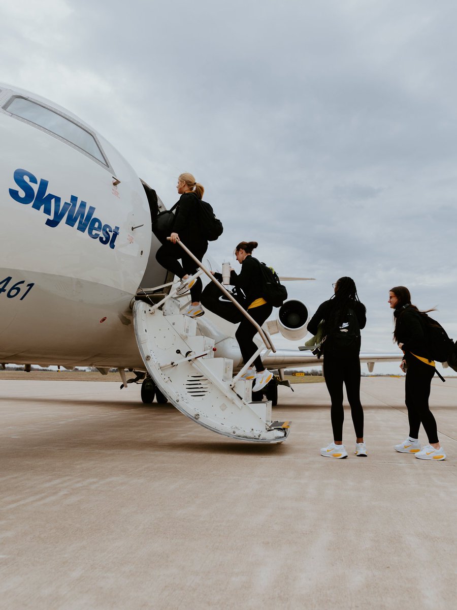 MizzouSoftball's tweet photo. Conference Business Trip (#FlyCOU) ✈️

#MIZ 🐯🥎 | #OwnIt https://t.co/MHIrZHjggs