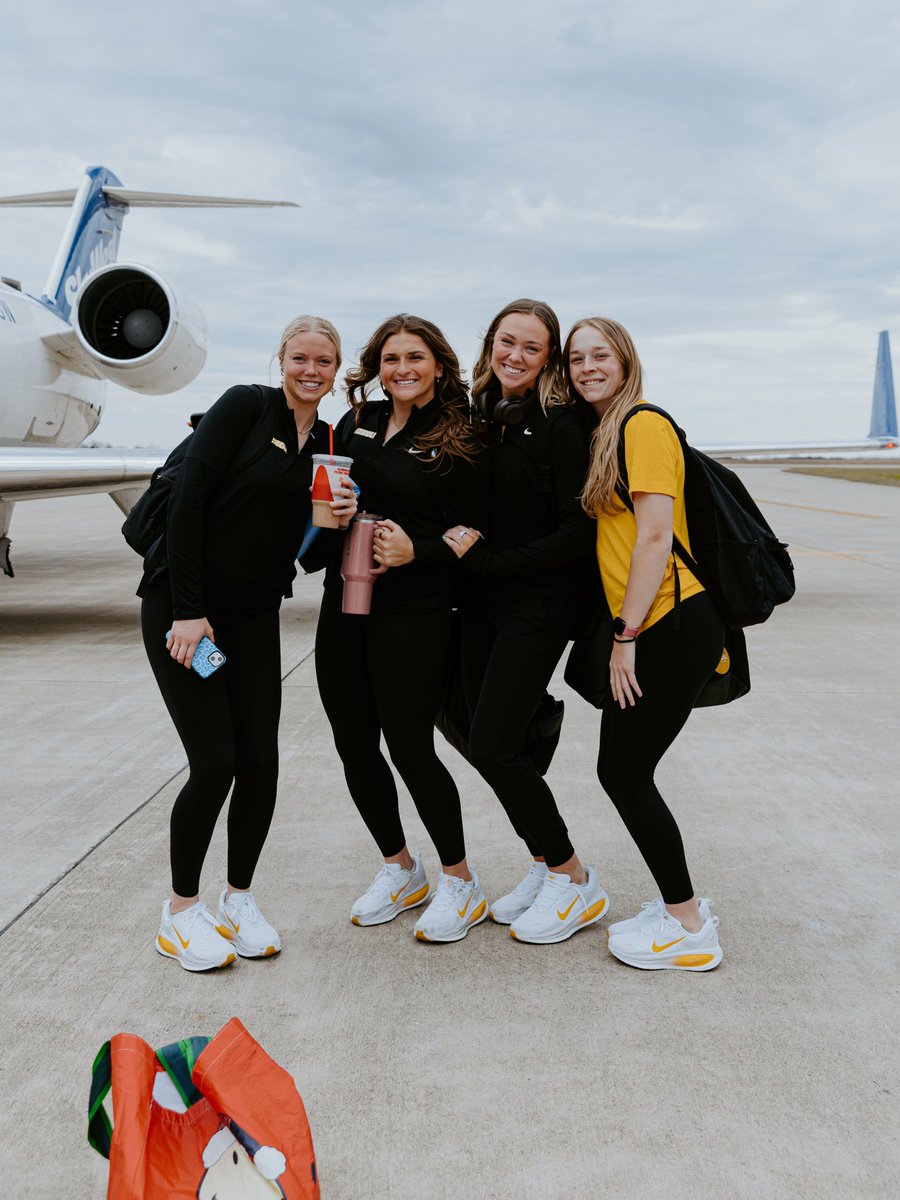 MizzouSoftball's tweet photo. Conference Business Trip (#FlyCOU) ✈️

#MIZ 🐯🥎 | #OwnIt https://t.co/MHIrZHjggs