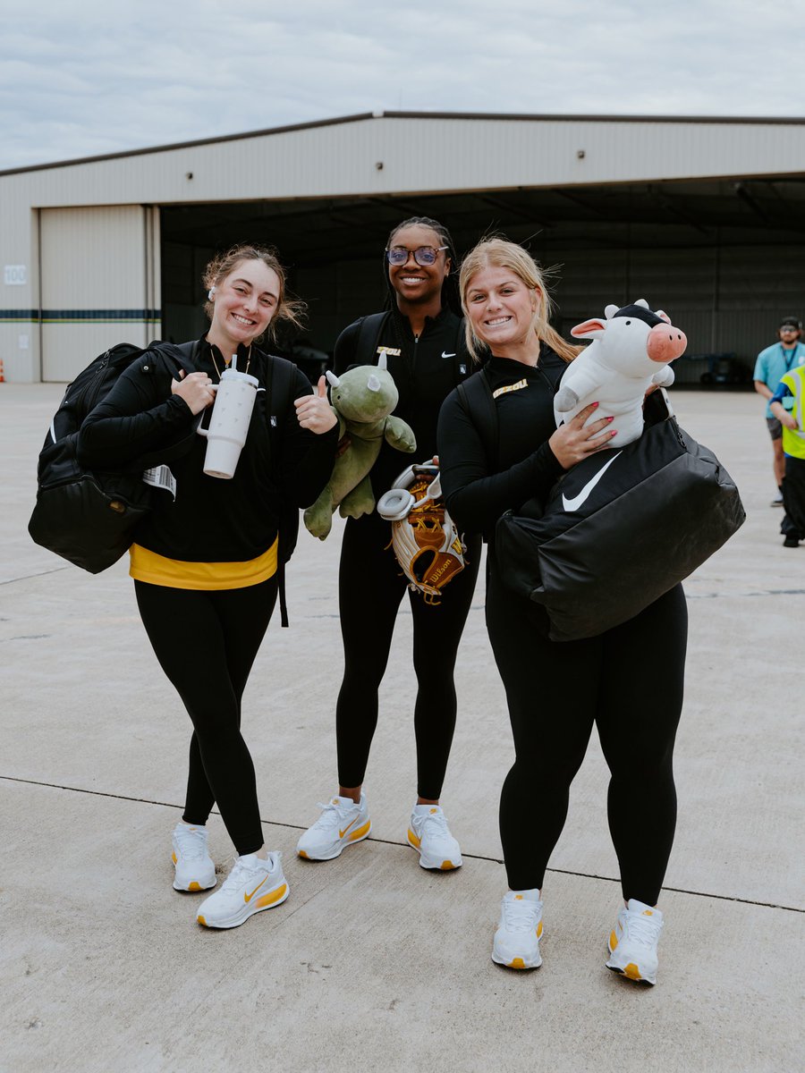 MizzouSoftball's tweet photo. Conference Business Trip (#FlyCOU) ✈️

#MIZ 🐯🥎 | #OwnIt https://t.co/MHIrZHjggs