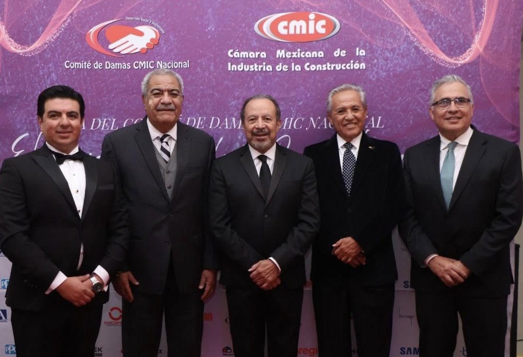 El Ing. <a href="/JorgeAlardinC/">JORGE RAFAEL ALARDÍN CÓRDOVA</a>, Presidente del Consejo Coordinador Empresarial Veracruz–Boca del Río, participó en la Asamblea General Ordinaria 2026 de <a href="/cmicnacional/">cmic nacional</a>, encabezada por su Presidente Nacional, Ing. <a href="/lmendezjaled/">Luis Méndez Jaled</a>.

#LaFuerzaDeTodosJuntos