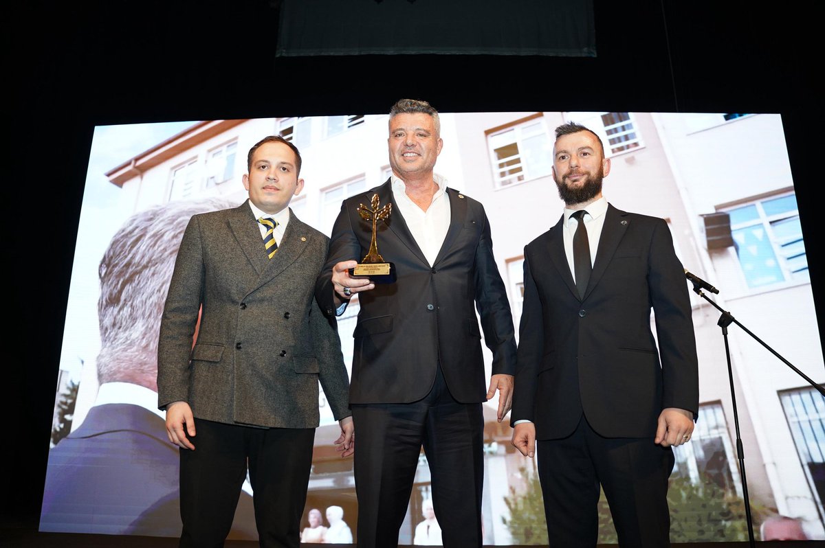 #AydınlıkGelecekÖdülleri2025 “Yılın Projesi Ödülü”nün sahibi Her Deplasman Bir Okul! Ödülü teslim alan Fenerbahçe SK Başkanı Sadettin Saran'a teşekkür ederiz.