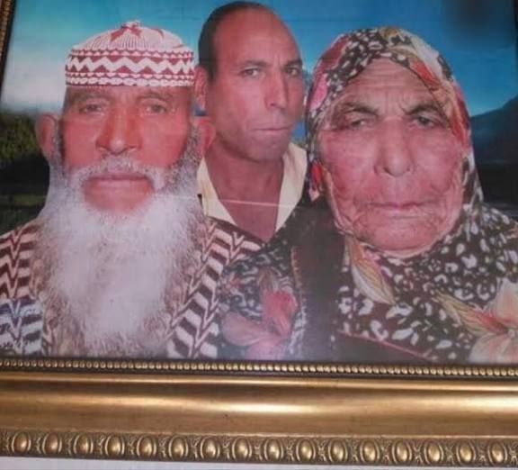 ; abi ispanyollarla biz kardeş sayılırız ikimizde akdeniz insanıyız yhaa

O sırada evlerinin salonundaki aile fotoğraftı👇