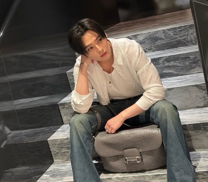 minrskz's tweet photo. au minsung !¡ Desafio em Mônaco. 

Mônaco é um principado independente localizado na Riviera Francesa. Também é muito conhecido por guardar segredos e ter uma coroa sendo disputada por um piloto e um ator. 

ou

Onde após uma grande polêmica envolvendo seus nomes, Minho e Jisung são obrigados a conviver diariamente juntos.