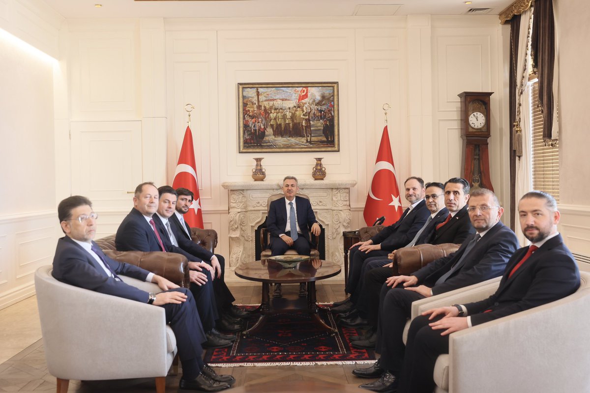 izmir_ilmem's tweet photo. Türkiye Yeşilay Cemiyeti Genel Başkanı Doç. Dr. Mehmet Emin Dinç ve yönetim kurulu üyeleri ile İl Millî Eğitim Müdürümüz Dr. Ömer Yahşi,  Valimiz Dr. Süleyman Elban'ı makamında ziyaret etti.

Ziyaret kapsamında; bağımlılıkla mücadele ve gençlerimizin bilinçli teknoloji kullanımı konusunda farkındalığı artırmaya yönelik iş birliği protokolü imzalandı.

@tcmeb @Yusuf__Tekin @drsuleymanelban @yahsiomer @mehmetDinc1920 @YesilayKurumsal @IzmirYesilay
