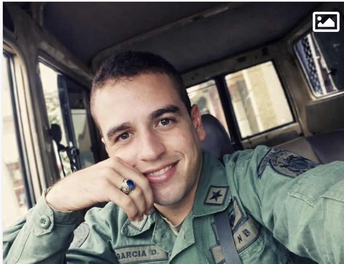 🚨 ALERTA: JEFFERSON GARCÍA DOS RAMOS AGONIZA EN EL OLVIDO
8 AÑOS DE TORTURA. AISLAMIENTO TOTAL. SIN FE DE VIDA.
El 1er Teniente Jefferson García Dos Ramos (CI: 22.440.758), preso político desde la Operación David (2017), se encuentra en estado CRÍTICO en Fuerte Guaicaipuro.
⚠️